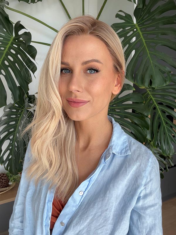 Blonde hair wig in color "ROMEE STRIJD" (mid-length) 40 Blonde hair wig in color "ROMEE STRIJD" (mid-length)