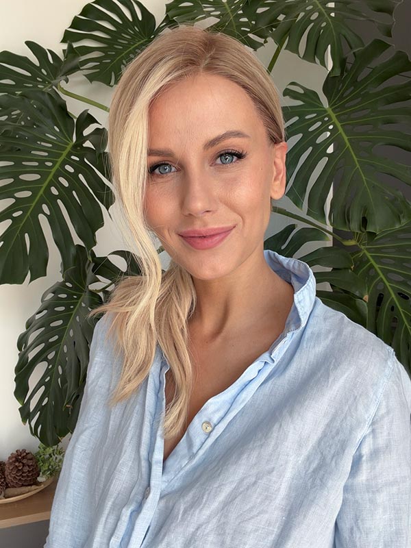 Blonde hair wig in color "ROMEE STRIJD" (mid-length) 36 Blonde hair wig in color "ROMEE STRIJD" (mid-length)