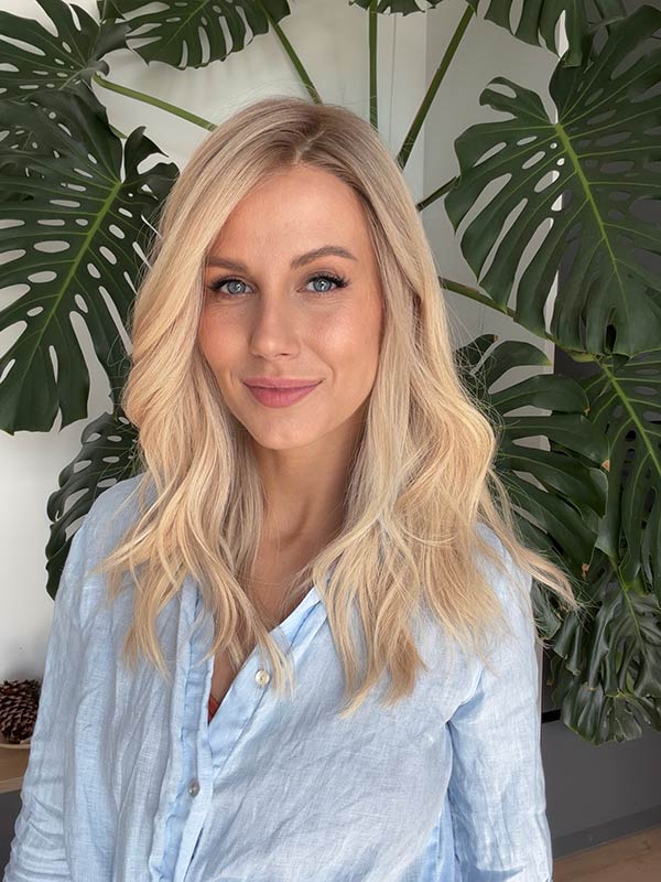 Blonde hair wig in color "ROMEE STRIJD" (mid-length) 43 Blonde hair wig in color "ROMEE STRIJD" (mid-length)