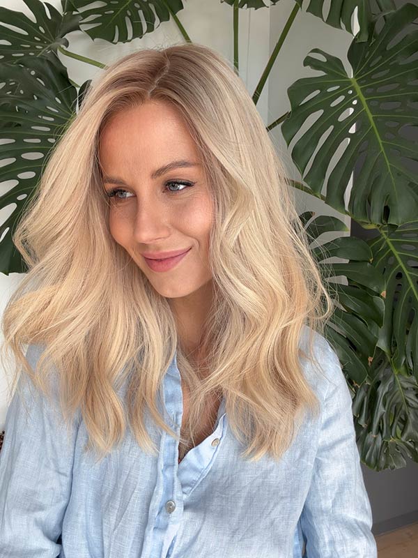 Blonde hair wig in color "ROMEE STRIJD" (mid-length) 37 Blonde hair wig in color "ROMEE STRIJD" (mid-length)