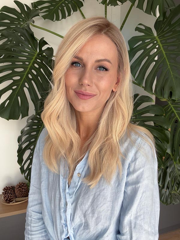 Blonde hair wig in color "ROMEE STRIJD" (mid-length) 42 Blonde hair wig in color "ROMEE STRIJD" (mid-length)