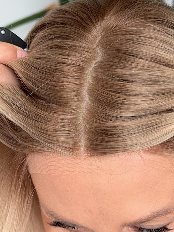 Blonde hair wig in color "ROMEE STRIJD" (mid-length) 26 Blonde hair wig in color "ROMEE STRIJD" (mid-length)