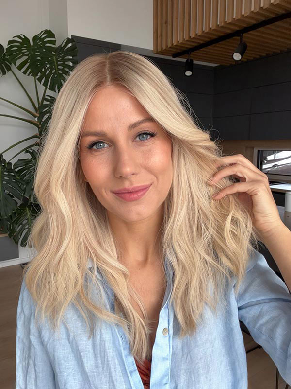 Blonde hair wig in color "ROMEE STRIJD" (mid-length) 32 Blonde hair wig ROMEE STRIJD mid length 3