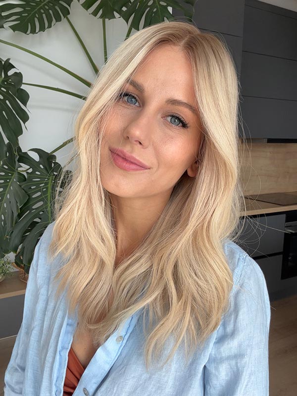 Blonde hair wig in color "ROMEE STRIJD" (mid-length) 23 Blonde hair wig in color "ROMEE STRIJD" (mid-length)