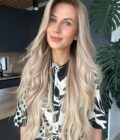 Face framing glueless wig GIGI HADID extremely long 4