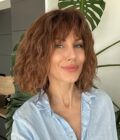 curly-medium-brown-wig-jennifer-lopez-short-bob-3 Curly medium brown wig (long layered bob)