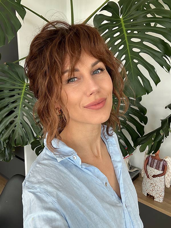 Curly medium brown wig (long layered bob) 11 Curly medium brown wig (long layered bob)