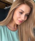 Honey blonde wig in color "MARGOT ROBBIE" (mid-length)