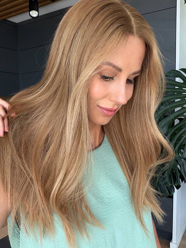 Honey blonde wig in color "MARGOT ROBBIE" (mid-length)