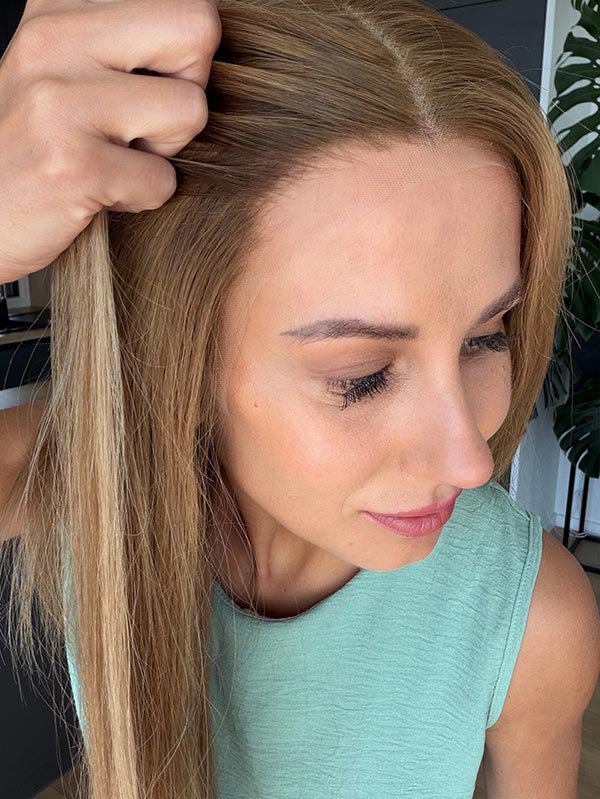 Honey blonde wig in color "MARGOT ROBBIE" (mid-length)