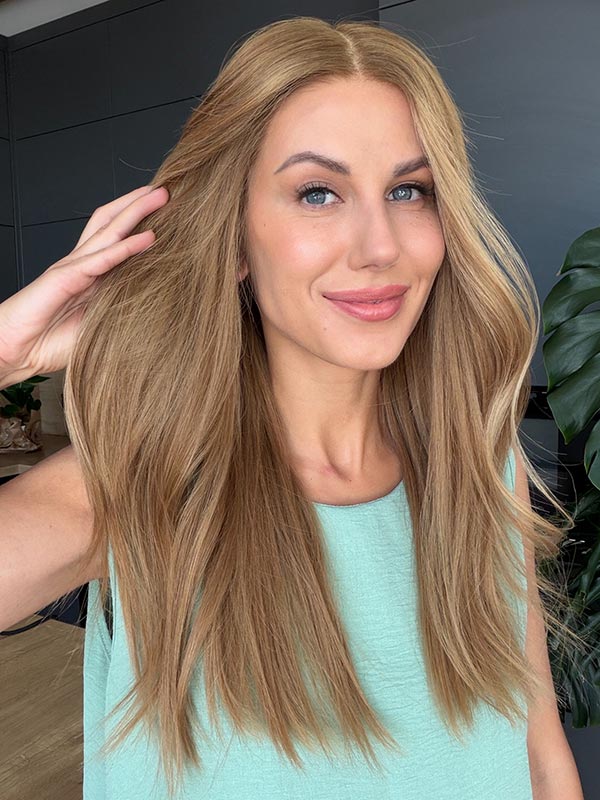 Honey blonde wig in color "MARGOT ROBBIE" (mid-length)