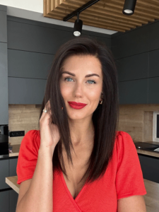 Woman wearing a mid-length wig in color "Cardi B"