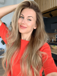 Woman wearing a long glueless wig in color “GIGI HADID”