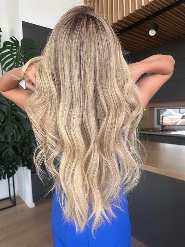 blonde wig KHLOE KARDASHIAN long 1