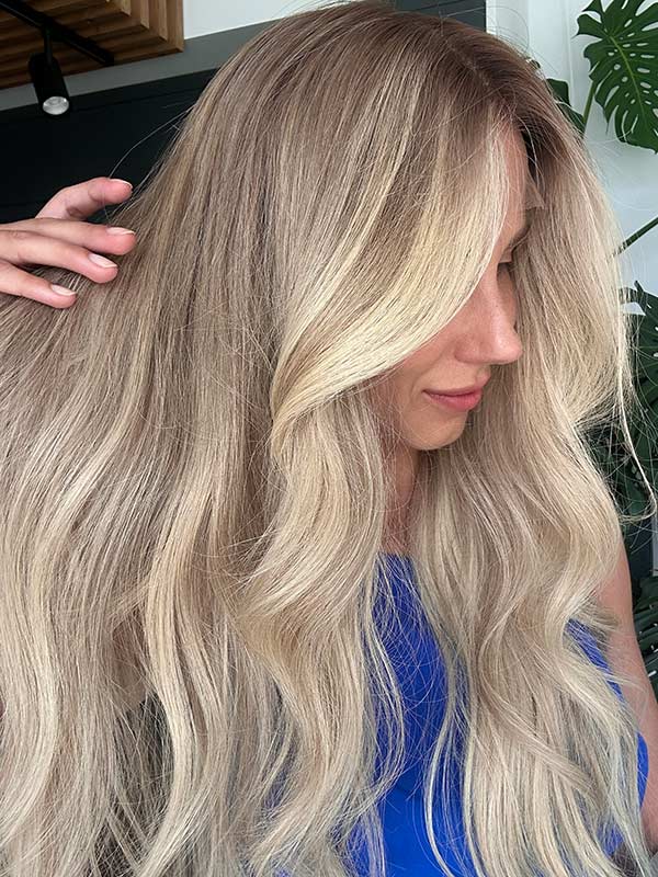 blonde wig KHLOE KARDASHIAN long 2