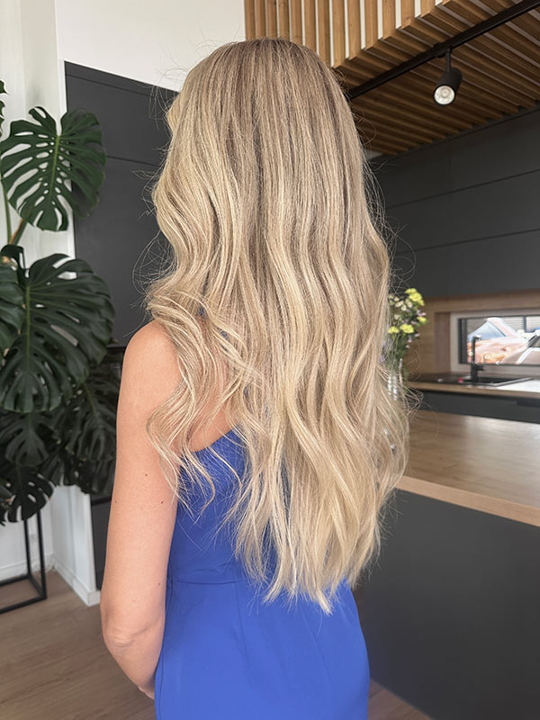 blonde wig KHLOE KARDASHIAN long 3