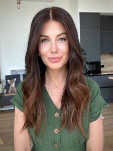 Woman wearing a mid-length wig in color "Zendaya"