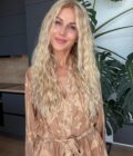wavy-hair-wig-romee-strijd-5 Wavy hair wig in color “ROMEE STRIJD” (long)