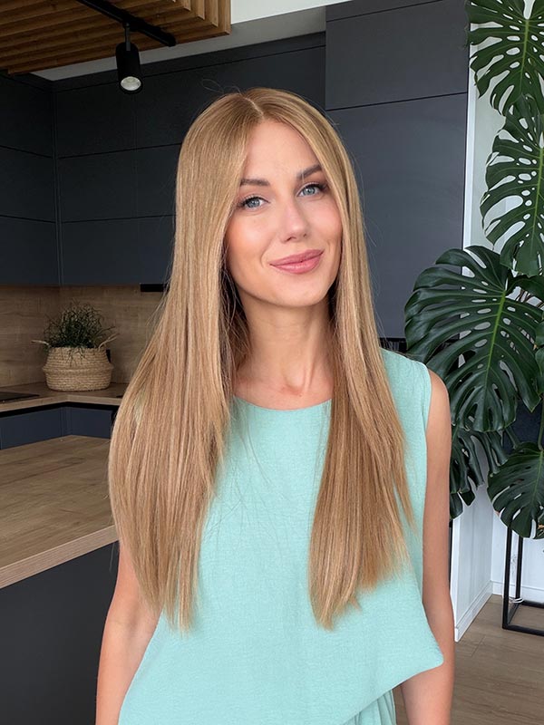 Wig in color “MARGOT ROBBIE” (long with face framing layers) 19 Wig in color “MARGOT ROBBIE” (long with face framing layers)