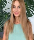wig-MARGOT-ROBBIE-long-with-face-framing-layers-12 Wig in color “MARGOT ROBBIE” (long with face framing layers)