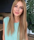 wig-MARGOT-ROBBIE-long-with-face-framing-layers-5 Wig in color “MARGOT ROBBIE” (long with face framing layers)