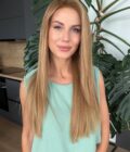 wig-MARGOT-ROBBIE-long-with-face-framing-layers-8 Wig in color “MARGOT ROBBIE” (long with face framing layers)