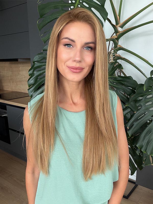 Wig in color “MARGOT ROBBIE” (long with face framing layers) 23 Wig in color “MARGOT ROBBIE” (long with face framing layers)
